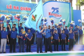Bí thư Thành ủy Thành phố Hồ Chí Minh Nguyễn Thiện Nhân (bên phải) trao cờ xuất quân Chiến dịch tình nguyện Mùa hè Xanh lần thứ 25. (Ảnh: Xuân Dự/TTXVN)