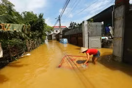 Sinh hoạt của người dân thôn Muôn, xã Tuyết Nghĩa, huyện Quốc Oai bị đảo lộn hoàn toàn. (Ảnh: Huy Hùng-Thành Đạt/TTXVN)