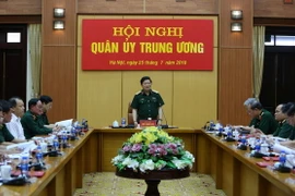 Đại tướng Ngô Xuân Lịch, Ủy viên Bộ Chính trị, Phó Bí thư Quân ủy Trung ương, Bộ trưởng Bộ Quốc phòng phát biểu khai mạc hội nghị. (Ảnh: Dương Giang/TTXVN)