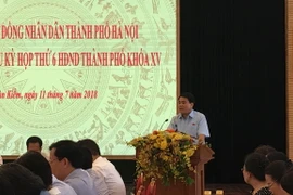 Chủ tịch Ủy ban Nhân dân thành phố Hà Nội trả lời ý kiến cử tri. (Ảnh: Ngọc Ánh/TTXVN)