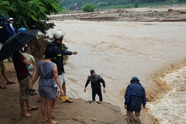 Tìm kiếm người mất tích do mưa lũ tại Yên Bái. (Ảnh: Tuấn Anh/TTXVN)