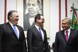 Tổng thống Mexico Andres Manuel Lopez Obrador (phải), Ngoại trưởng Mỹ Mike Pompeo (trái) và Bộ trưởng Tài chính Mỹ Secretary Steven Mnuchin (giữa) tại cuộc gặp ở Mexico City. (Nguồn: AFP/TTXVN)