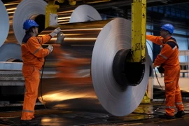 Công nhân sản xuất nhôm cuộn tại nhà máy ở Biesheim, miền đông Pháp. (Nguồn: AFP/TTXVN) 