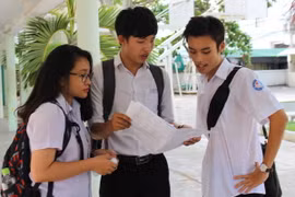 Các thí sinh tập trung trao đổi kết quả sau khi rời khỏi phòng thi. (Ảnh: Phan Sáu/TTXVN)