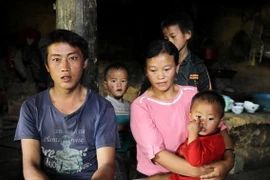 Người lao động ở Lào Cai vượt biên trái phép sang Trung Quốc làm thuê, ruộng nương bỏ hoang, con cái bơ vơ thiếu hơi ấm và bàn tay chăm sóc của cha mẹ. (Ảnh: Việt Hoàng/TTXVN)