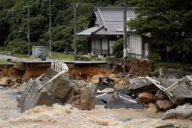 Nhiều tuyến đường bị sạt lở do mưa lớn tại tỉnh Hiroshima. (Nguồn: EPA/EFE/TTXVN)