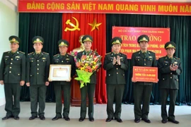 Trao tặng bằng khen cho cán bộ chiến sỹ Đồn Biên phòng Hải Hòa, thành phố Móng Cái. (Ảnh: Nguyễn Hoàng/TTXVN)