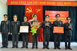 Trao tặng bằng khen cho cán bộ chiến sỹ Đồn Biên phòng Hải Hòa, thành phố Móng Cái. (Ảnh: Nguyễn Hoàng/TTXVN)