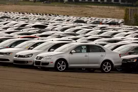 Ôtô của Tập đoàn Volkswagen và Audi tại một bãi đỗ xe ở Michigan, Mỹ. (Nguồn: AFP/TTXVN)