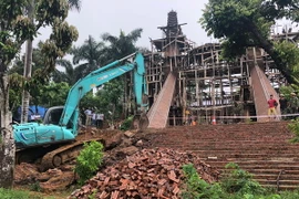 Cưỡng chế phá dỡ cung điện xây dựng trái phép tại huyện Ba Vì. (Ảnh: Minh Nghĩa/Vietnam+)