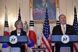 Ngoại trưởng Hàn Quốc Kang Kyung-wha (trái) và Ngoại trưởng Mỹ Mike Pompeo trong cuộc họp báo tại Washington DC., Mỹ. (Nguồn: AFP/TTXVN)
