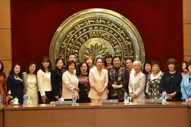 Phó Chủ tịch Thường trực Quốc hội Tòng Thị Phóng với các đại biểu chụp ảnh chung. (Ảnh: Dương Giang/TTXVN)