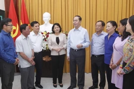 Chủ tịch nước Trần Đại Quang và Phó Chủ tịch nước Đặng Thị Ngọc Thịnh với cán bộ, nhân viên Văn phòng Chủ tịch nước. (Ảnh: Lâm Khánh/TTXVN)