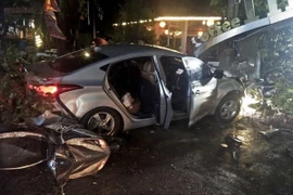 Xe ôtô 4 chỗ đâm thẳng vào bãi giữ xe của quán càphê đang chật kín xe. (Ảnh: TTXVN phát)