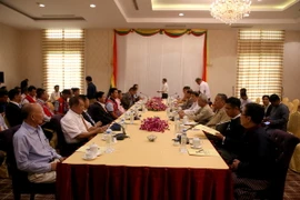 Đại diện các nhóm vũ trang của lực lượng Liên minh miền Bắc (trái) tại cuộc gặp với các quan chức của Ủy ban Hòa bình Myanmar (phải) bên lề Hội nghị Hòa bình Panglong ở Nay Pyi Taw ngày 13/7. (Nguồn: THX/TTXVN)