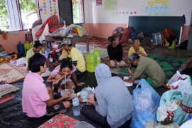 Người dân được sơ tán về một điểm trường ở trung tâm huyện Sanamsay. (Ảnh: Phạm Kiên/TTXVN)