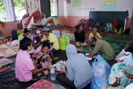Người dân được sơ tán về một điểm trường ở trung tâm huyện Sanamsay. (Ảnh: Phạm Kiên/TTXVN)