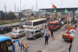Trạm thu giá Quốc lộ BOT Biên Cương, Quảng Ninh, bị ách tắc do nhiều đối tượng gây mất an ninh trật tự. (Ảnh: Trung Nguyên/TTXVN)