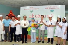 Lãnh đạo tỉnh Thanh Hóa chúc mừng đội ngũ y bác sỹ Bệnh viện Đa khoa tỉnh Thanh Hóa thực hiện thành công ca ghép thận đầu tiên. (Ảnh: Hoa Mai/TTXVN)