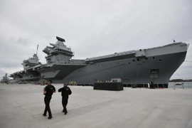 Tàu sân bay HMS Queen Elizabeth tại căn cứ hải quân Portsmouth, miền Nam Anh. (Nguồn: AFP/TTXVN)