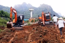 Máy móc, thiết bị tập trung thi công cải tạo hệ thống thoát nước tại khuôn viên An Lạc Viên. (Ảnh: Công Thành/TTXVN phát)