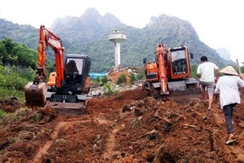 Máy móc, thiết bị tập trung thi công cải tạo hệ thống thoát nước tại khuôn viên An Lạc Viên. (Ảnh: Công Thành/TTXVN phát)