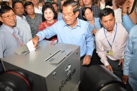 Thủ tướng Campuchia đồng thời là Chủ tịch CPP Samdech Techo Hun Sen đi bầu tại điểm bỏ phiếu ở thành phố Ta Khmau, tỉnh Kandal.