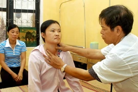 Khám, chữa bệnh bướu cổ ở Trung tâm nội tiết tỉnh Hoà Bình. (Ảnh: Hữu Oai/TTXVN)