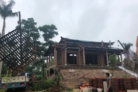 Phá dỡ phần khu nhà chính 2 tầng của công trình vi phạm. (Ảnh: Minh Nghĩa/Vietnam+)