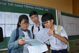 Thí sinh trao đổi sau khi kết thúc thời gian làm bài thi môn Ngoại ngữ. (Ảnh: Thu Hoài/TTXVN)