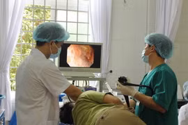 Các bác sỹ Trung tâm y tế huyện Yên Lạc, tỉnh Vĩnh Phúc thực hiện nội soi dạ dày cho bệnh nhân. (Ảnh: TTXVN)