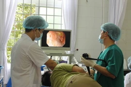 Các bác sỹ Trung tâm y tế huyện Yên Lạc, tỉnh Vĩnh Phúc thực hiện nội soi dạ dày cho bệnh nhân. (Ảnh: TTXVN)
