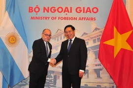 Phó Thủ tướng, Bộ trưởng Ngoại giao Phạm Bình Minh đón Bộ trưởng Ngoại giao và Tôn giáo Argentina Jorge Faurie. (Ảnh: Nguyễn Khang/TTXVN)