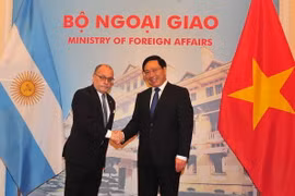 Phó Thủ tướng, Bộ trưởng Ngoại giao Phạm Bình Minh đón Bộ trưởng Ngoại giao và Tôn giáo Argentina Jorge Faurie. (Ảnh: Nguyễn Khang/TTXVN)