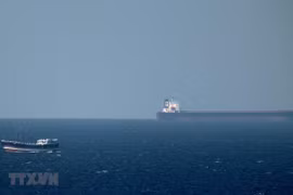 Một tàu chở dầu tiến về Eo biển Hormuz ở ngoài khơi vùng biển Khasab (Oman). (Ảnh: AFP/TTXVN)