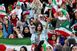 Phụ nữ Iran lần đầu tiên được đến sân bóng sau 40 năm bị cấm