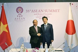 Thủ tướng Nguyễn Xuân Phúc gặp Thủ tướng Nhật Bản Shinzo Abe. (Ảnh: Thống Nhất/TTXVN)