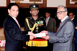 Đại sứ Việt Nam tại Bangladesh Phạm Việt Chiến trình Thư ủy nhiệm lên Tổng thống Bangladesh Abdul Hamid. (Ảnh: Huy Lê/Vietnam+)