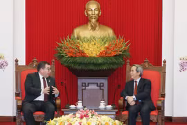 Trưởng ban Kinh tế Trung ương Nguyễn Văn Bình đã tiếp ông Grant Robertson. (Ảnh: Phương Hoa/TTXVN)