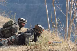 Lực lượng an ninh Ấn Độ gác tại khu vực biên giới Ấn Độ- Pakistan. (Ảnh:AFP/TTXVN)