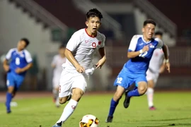 U19 Việt Nam (áo trắng) buộc phải thắng U19 Nhật Bản ở lượt cuối. (Ảnh: Thanh Vũ/TTXVN)