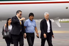 Ngoại trưởng Mexico Marcelo Ebrard (trái) đón cựu Tổng thống Bolivia Evo Morales (giữa) tại sân bay thủ đô Mexico City. (Ảnh: THX/TTXVN)