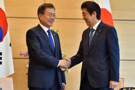 Thủ tướng Nhật Bản Shinzo Abe (phải) và Tổng thống Hàn Quốc Moon Jae-in. (Nguồn: AFP)