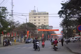 Một đoạn đường ở trung tâm huyện Đông Anh - đường Cao Lỗ. (Nguồn: wikipedia.org) 