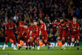 Liverpool ăn mừng sau loạt sút luân lưu.