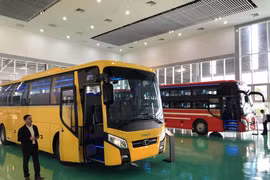 Lễ xuất khẩu xe Bus thương hiệu Việt sang Philippines. (Ảnh: Trần Tĩnh/TTXVN)