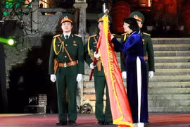 Thừa ủy quyền của Chủ tịch nước, Phó chủ tịch nước Đặng Thị Ngọc Thịnh đã trao Huân chương Lao động hạng Nhất cho Đảng bộ, chính quyền và nhân dân các dân tộc thị xã Phổ Yên. (Ảnh: Thu Hằng/TTXVN)