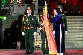 Thừa ủy quyền của Chủ tịch nước, Phó chủ tịch nước Đặng Thị Ngọc Thịnh đã trao Huân chương Lao động hạng Nhất cho Đảng bộ, chính quyền và nhân dân các dân tộc thị xã Phổ Yên. (Ảnh: Thu Hằng/TTXVN)