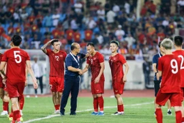 Đội tuyển Việt Nam được VFF thưởng sau khi đánh bại Malaysia. (Ảnh: Trọng Đạt/TTXVN)