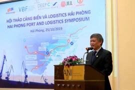 Phó Chủ tịch Ủy ban nhân dân thành phố Hải Phòng Nguyễn Xuân Bình giới thiệu với các nhà đầu tư về tiềm năng và lợi thế của Hải Phòng trong phát triển cảng biển và logistics. (Ảnh: Minh Thu/TTXVN)